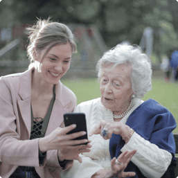 Ældre kvinde med pårørende