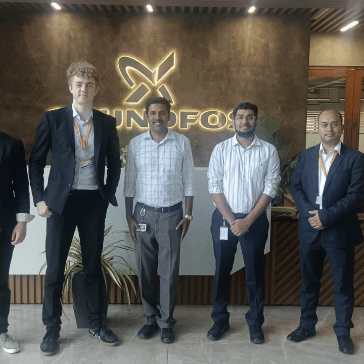 C. Ramesh Kannan, sikkerhedsrepræsentant hos Grundfos, med Linucare-tryghedsknap