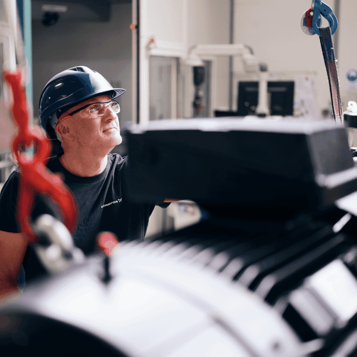 Medarbejder arbejder alene på produktionsgulvet